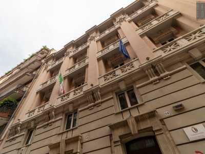 Superiamo una palazzina rosa che ospitava, fino a poco fa, degli uffici comunali 